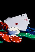 casino-chips-karten-spielen-isoliert-auf-schwarzem-hintergrund.jpg?b=1&s=170x170&k=20&c=KWekbwzBB5VJuLdE7tndmrKkfqcY0ct5X81h-K7NsJM=