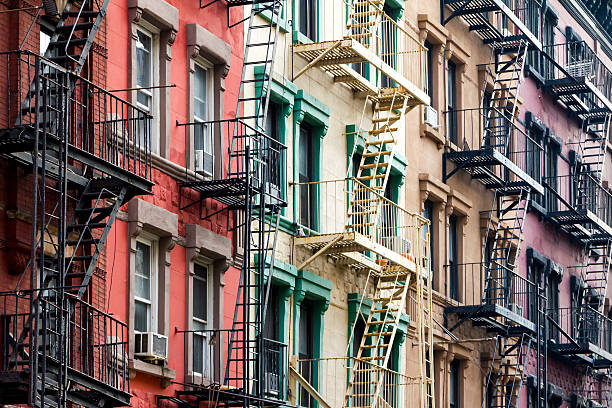 coloridos edifícios de apartamentos em cidade de nova york - residential structure house luxury brownstone - fotografias e filmes do acervo