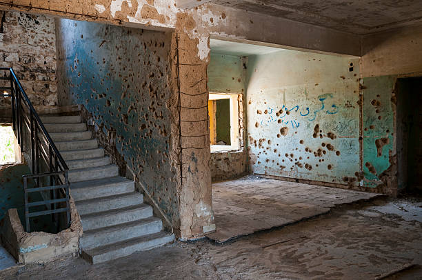 estilhaços e de balas marcadas edifício em quneitra, síria - qunaitira - fotografias e filmes do acervo