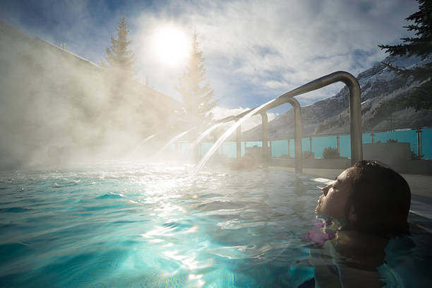 giovane donna godere dell'asia caldo primavera sotto il sole - hot spring foto e immagini stock