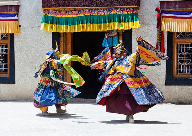 챔 댄스 in 라마유루 곰파 높디높은 산맥, 라다크 (꽝닌 인도 - traditional festival ladakh ethnic music india 뉴스 사진 이미지