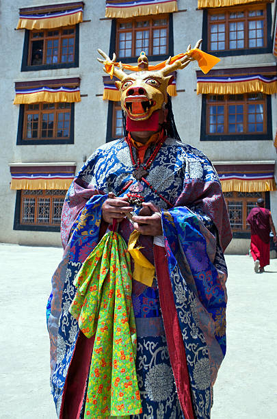 챔 댄스 in 라마유루 곰파 높디높은 산맥, 라다크 (꽝닌 인도 - traditional festival ladakh ethnic music india 뉴스 사진 이미지