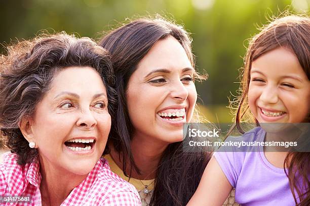 Großmutter Und Enkelin Und Mutter Im Park Stockfoto und mehr Bilder von Großmutter - Großmutter, Lachen, Erwachsene Kinder