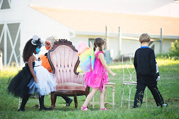 ragazzo e ragazza giocare sedie musicali alla festa di halloween - face paint child animal little boys foto e immagini stock