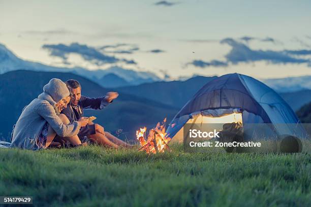 Photo libre de droit de Trois Amis Faire Du Camping Sur La Montagne Au Coucher Du Soleil banque d'images et plus d'images libres de droit de Camping