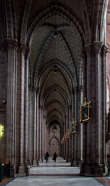 pasillo de iglesia gigante en quito, en équateur - cathedral gothic style indoors church photos et images de collection