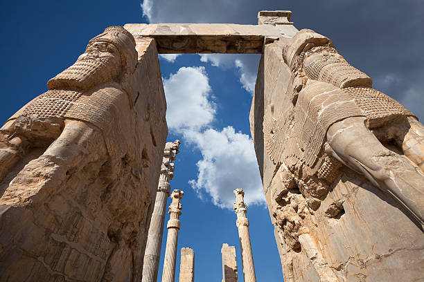 lamassu estátuas de persépolis contra o céu azul com nuvens brancas - gateway of xerxes - fotografias e filmes do acervo