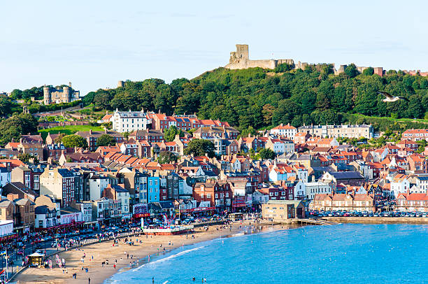 vista sobre scarborough sul porto da baía de north yorskire, inglaterra - sea commercial dock harbor bay imagens e fotografias de stock