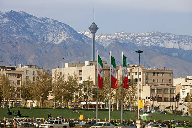 テヘランの街、milad タワーとイラン旗 - photography tower cityscape flag ストックフォトと画像