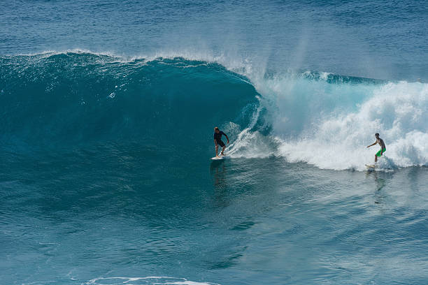 ビッグ打ち寄せる波 - hawaii islands maui big island tropical climate ストックフォトと画像