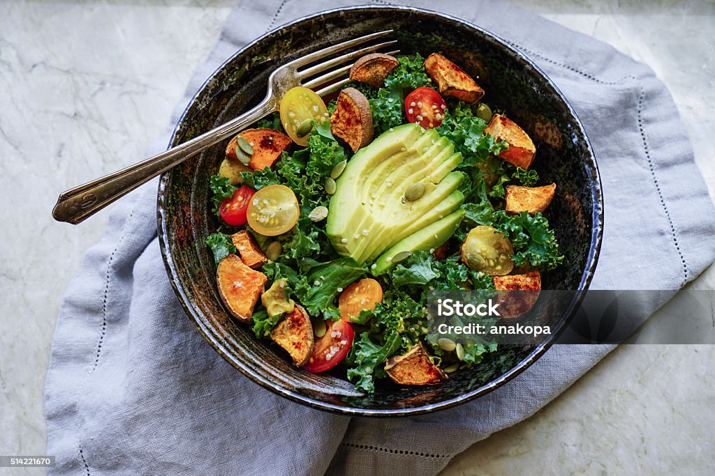 Ravizzone, patate dolci arrosto e insalata di avocado - Foto stock royalty-free di Ravizzone