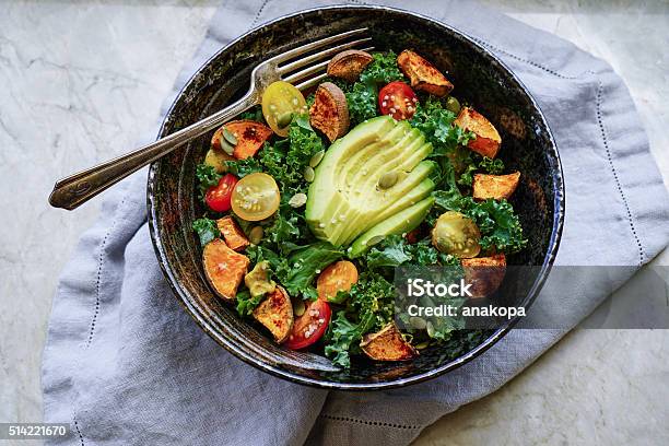 Ravizzone Patate Dolci Arrosto E Insalata Di Avocado - Fotografie stock e altre immagini di Ravizzone