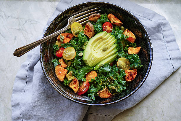 couves galegas, torrados inhames e salada de abacate - vegetarian salad imagens e fotografias de stock