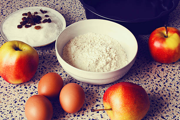 ingredienti per la torta di mele al il cucina tabella - old fashioned retro revival apple togetherness foto e immagini stock