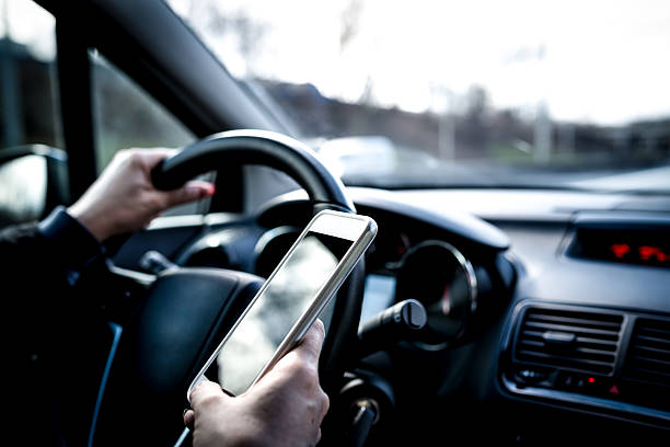 wysyłanie sms-ów i jazdy - driving text messaging accident car zdjęcia i obrazy z banku zdjęć