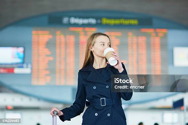 Joven Viajero En El Aeropuerto Internacional De Foto de stock y más banco de imágenes de Adulto - Adulto, Adulto joven, Aeropuerto