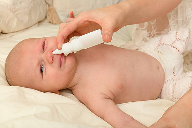 nariz quedas para doentes bebê - child human nose allergy spraying - fotografias e filmes do acervo