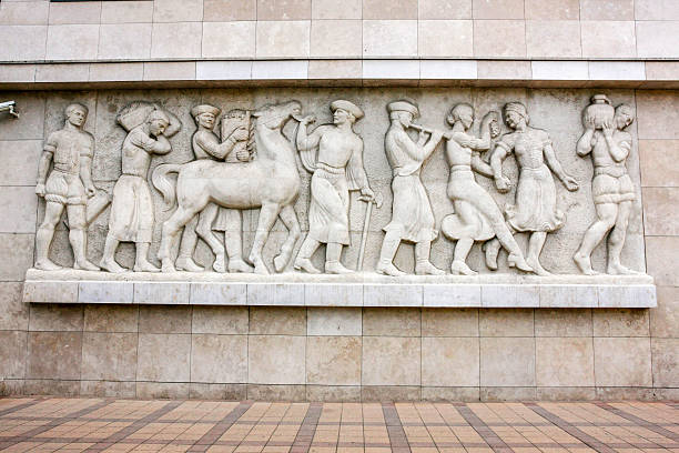 les sculptures sur pierre de style gréco-romaine de liberty place budapest, en hongrie - greco roman photos et images de collection