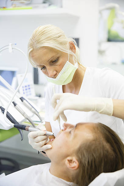 la paciente y su dentista, haciendo un control regular - handpiece fotografías e imágenes de stock
