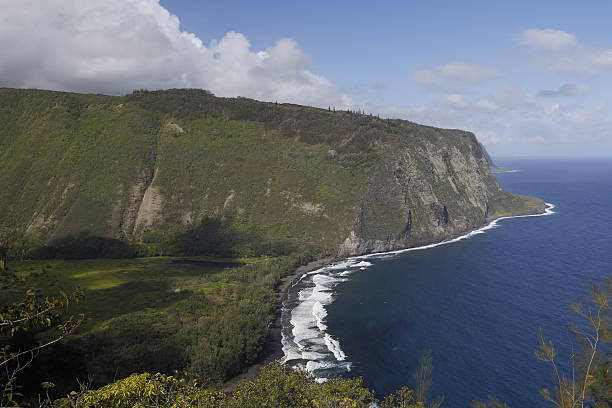 istock beautiful black stone beach - waipio valley, hawaii 514229236