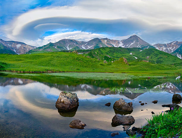 paisagem de montanha. ilha paramushir, rússia - russia river landscape mountain range imagens e fotografias de stock