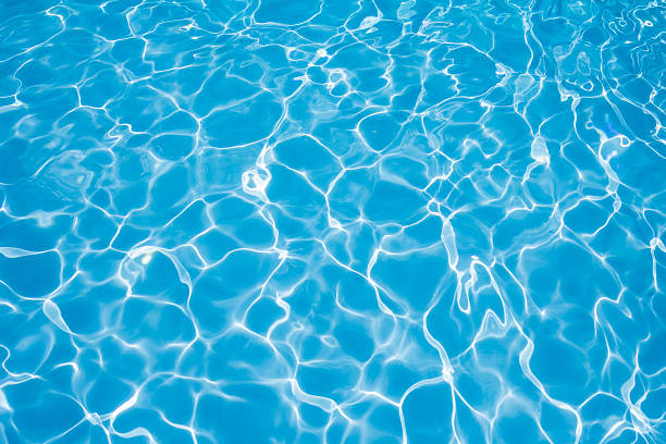 hermoso rizado agua en la piscina - colores fotos fotografías e imágenes de stock