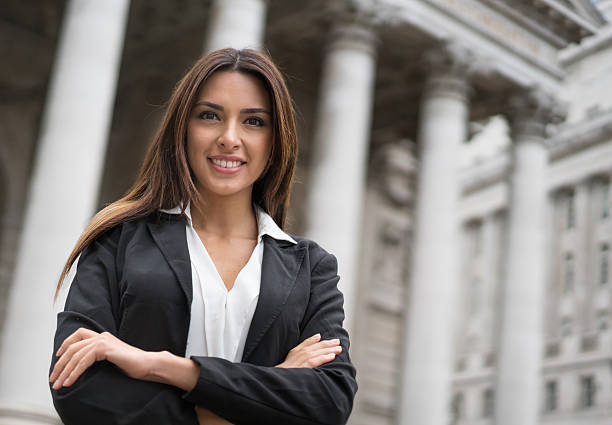 mulher de negócios ou advogada de sucesso - courthouse lawyer professional occupation office worker - fotografias e filmes do acervo