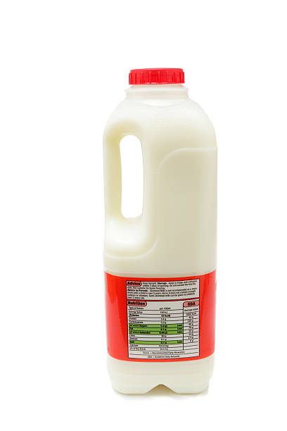 embalagem de plástico litro de leite desnatado com informação nutricional - milk bottle fotos imagens e fotografias de stock