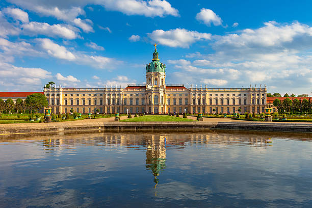 berlino, germania castello di charlottenburg giardino - fountain formal garden ornamental garden water foto e immagini stock