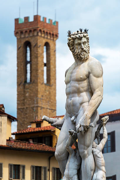 renaissance statue des poseidon im in piazza della signoria - palazzo vecchio piazza della signoria florence italy italy stock-fotos und bilder