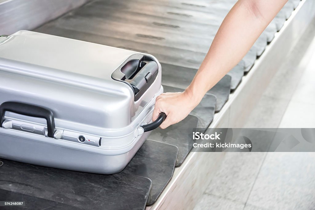 Person hält Koffer auf Gepäck Boot - Lizenzfrei Dieb Stock-Foto