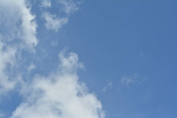 曇りの日 - white cloud mountains ストックフォトと画像