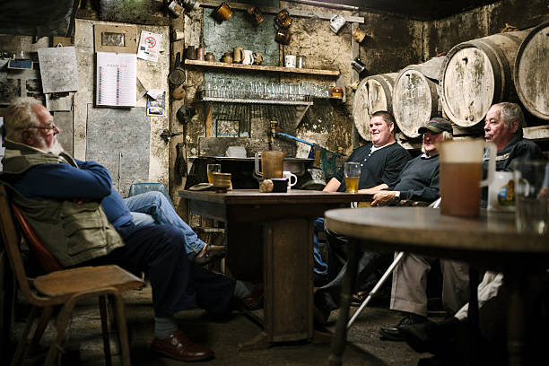 사과술 우리 - rustic beer brewery indoors 뉴스 사진 이미지