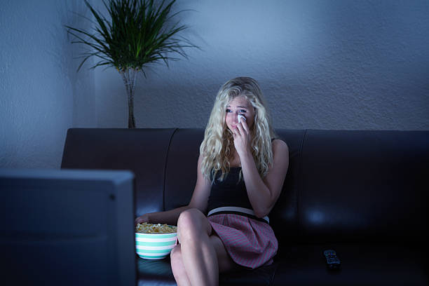 jovem mulher triste elegantes assistindo a um filme em casa - entertainment center watching tv television popcorn - fotografias e filmes do acervo