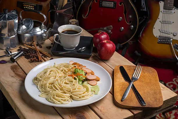 spaghetti with black pepper sauce on wood table