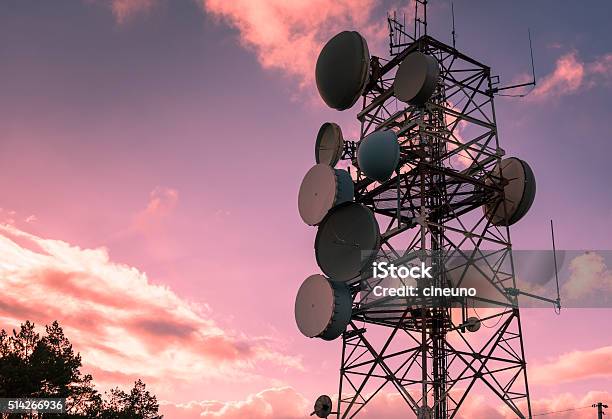 Comunicación Y Transmisión Torre De Uso Militar Foto de stock y más banco de imágenes de Torres de telecomunicaciones - Torres de telecomunicaciones, Aparato de telecomunicación, Antena - Parte del cuerpo animal