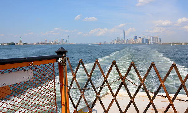 vista dal the staten island ferry - ferry new york city ellis island new york state foto e immagini stock