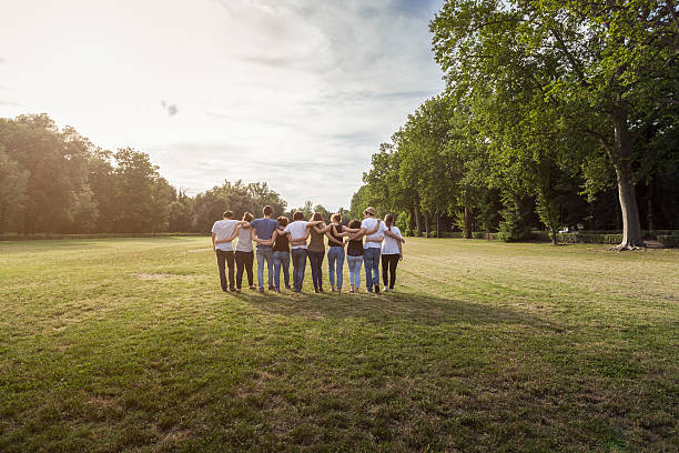 grupo de adolescentes no parque ao pôr-do-sol - abraçar árvore - fotografias e filmes do acervo
