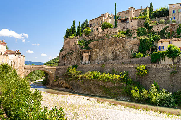 vieille ville de provence - vaison la romaine photos et images de collection