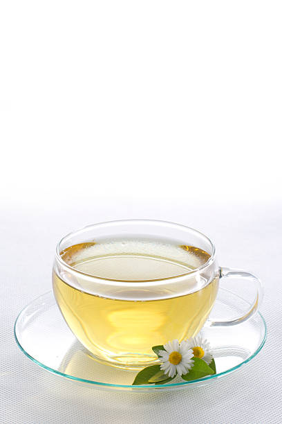taza de té de hierbas, con flores de manzanilla - tea cup cup china saucer fotografías e imágenes de stock