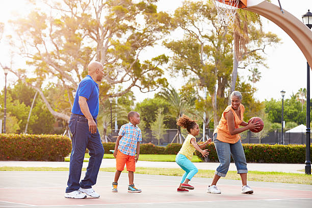 grands-parents et petits-enfants jouent ensemble de basket-ball - grandparent grandfather grandmother child photos et images de collection