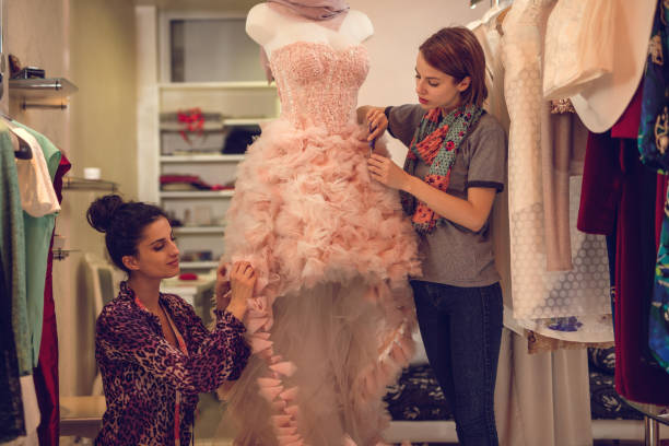 duas roupas de estilistas trabalhando em manequim em estúdio de projeto de moda. - dressmakers model fotos - fotografias e filmes do acervo