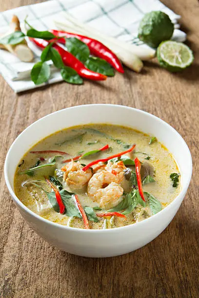 Photo of Green curry with shrimp. Thai cuisine. (kang keaw wan)