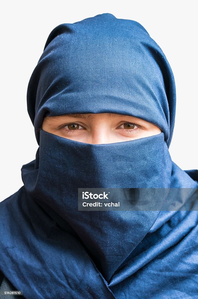 Testa di giovane donna con sciarpa blu niqab velato. Isolato. - Foto stock royalty-free di Burqa