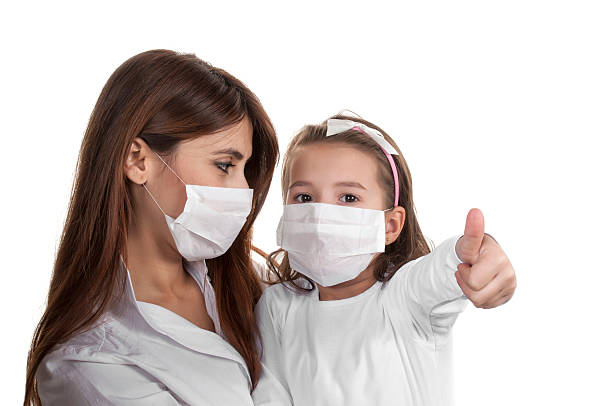 madre e hija usando la máscara cirujano - swine flu fotos fotografías e imágenes de stock