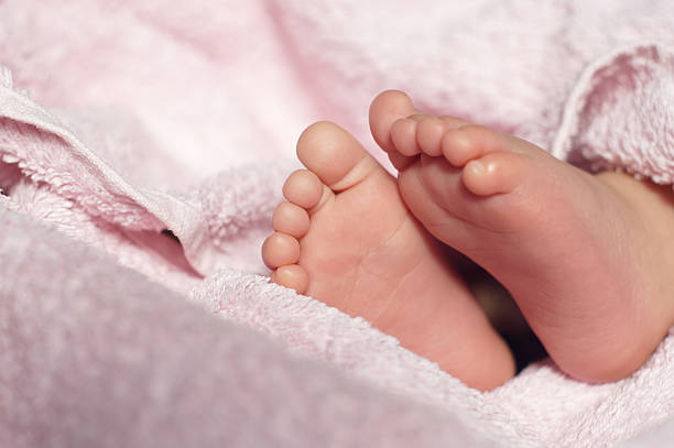 pies de bebé en manta - baby baby blanket human foot towel fotografías e imágenes de stock