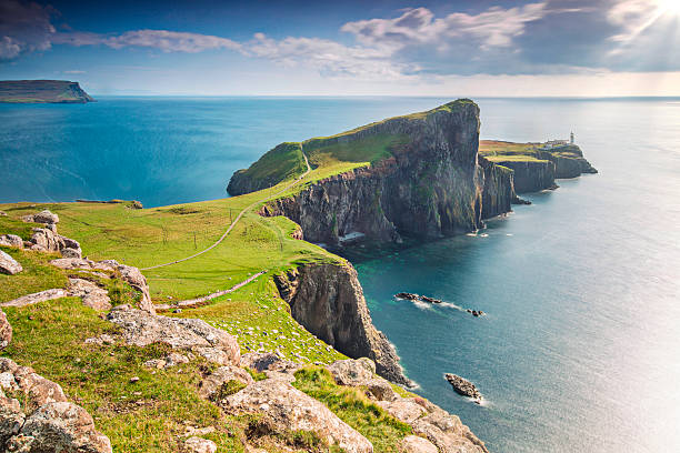 faro di neist point - hebrides foto e immagini stock