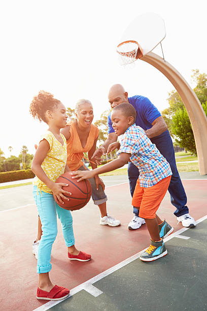 dziadkowie i wnuki gra koszykówka razem - basketball playing ball african descent zdjęcia i obrazy z banku zdjęć