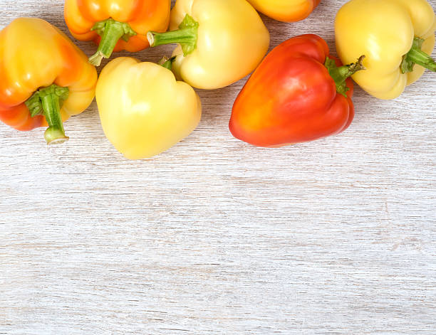 Frischer Paprika auf hölzernen Hintergrund – Foto