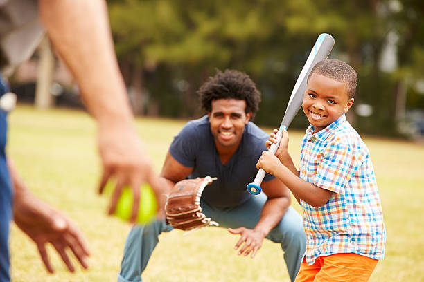 großvater mit sohn und ihr enkel spielt baseball - baseball hitting baseball player child stock-fotos und bilder